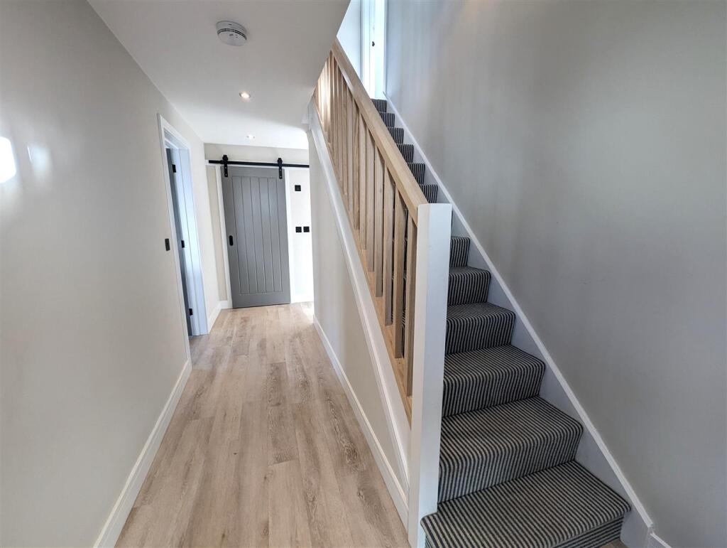 ENTRANCE HALLWAY.jpg