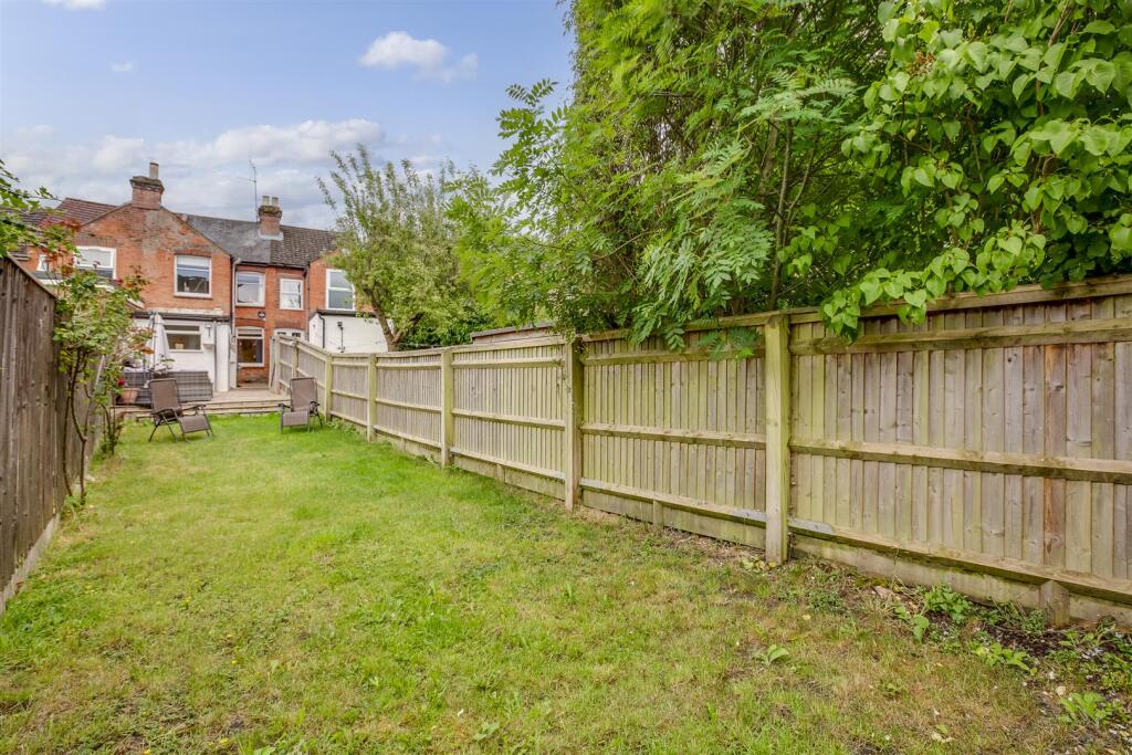 92 Oakridge Road, HP11 2PL-12.jpg
