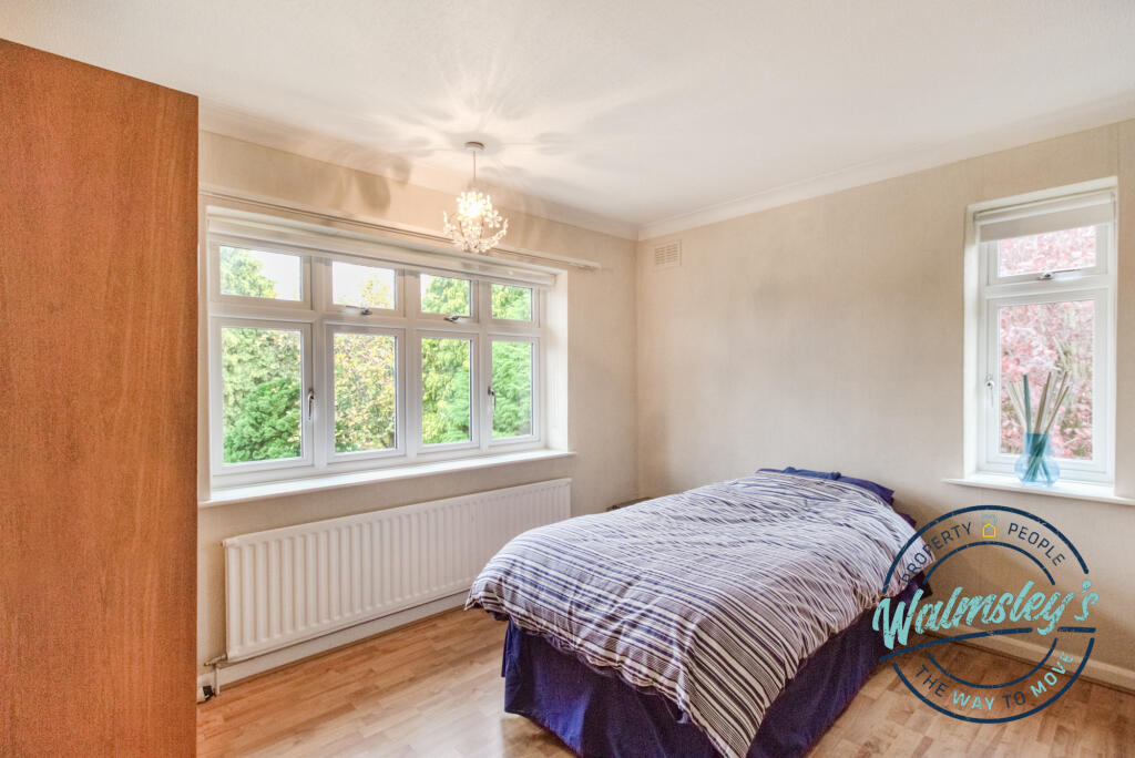 Dual aspect double bedroom to frontage