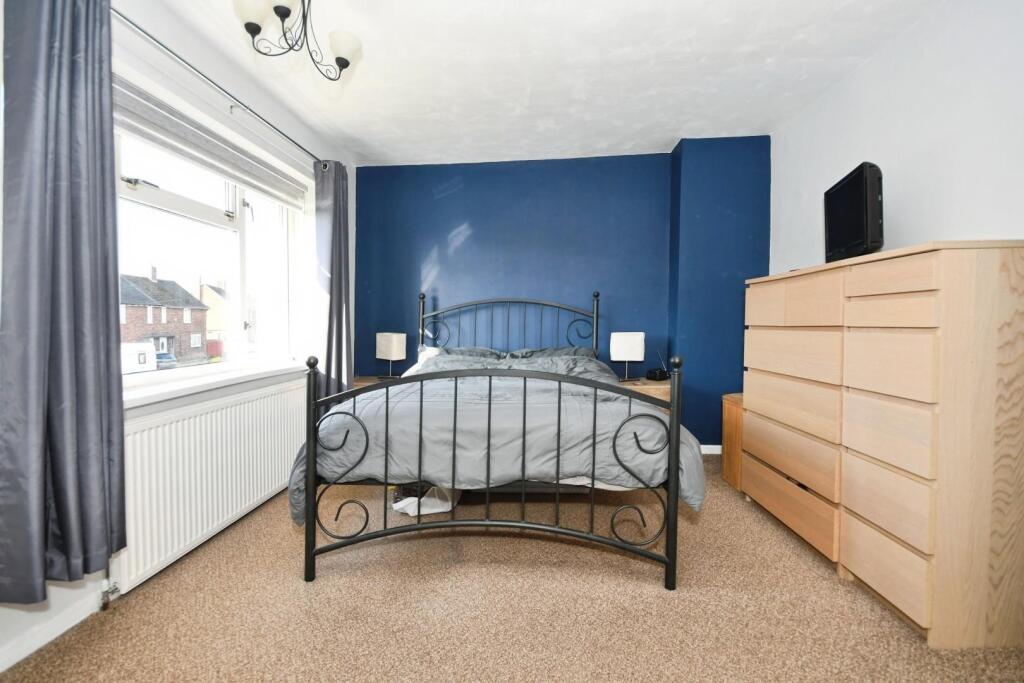 BEDROOM 1 02.jpg
