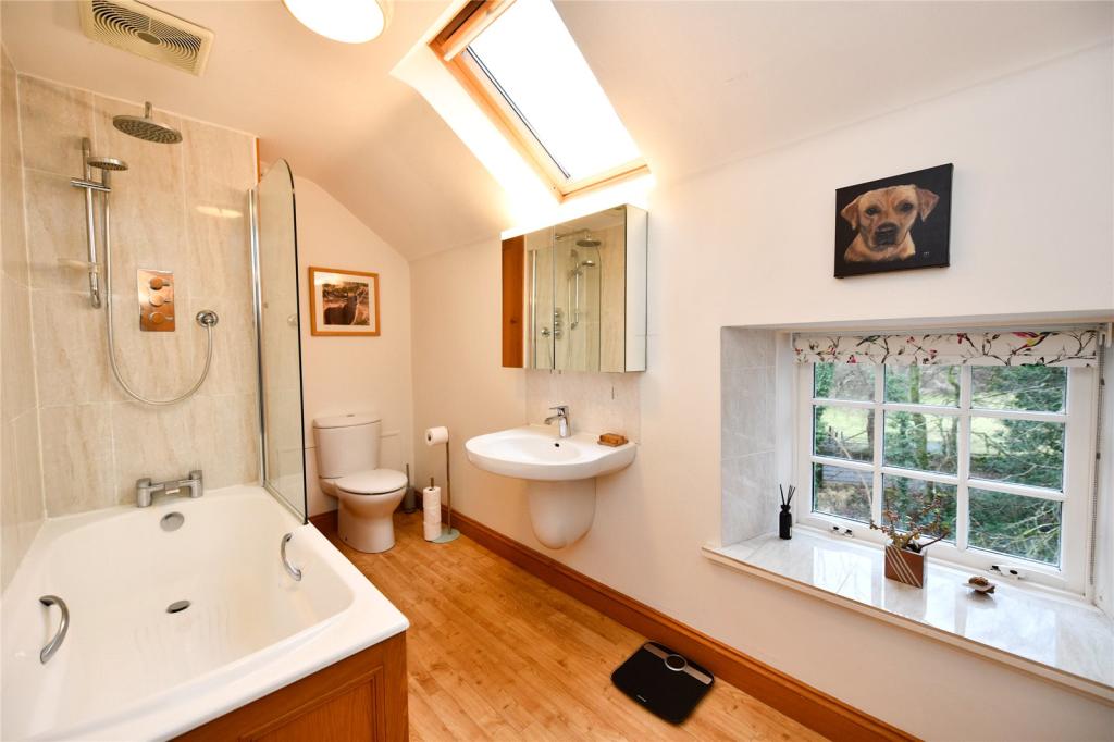 En-Suite Bathroom