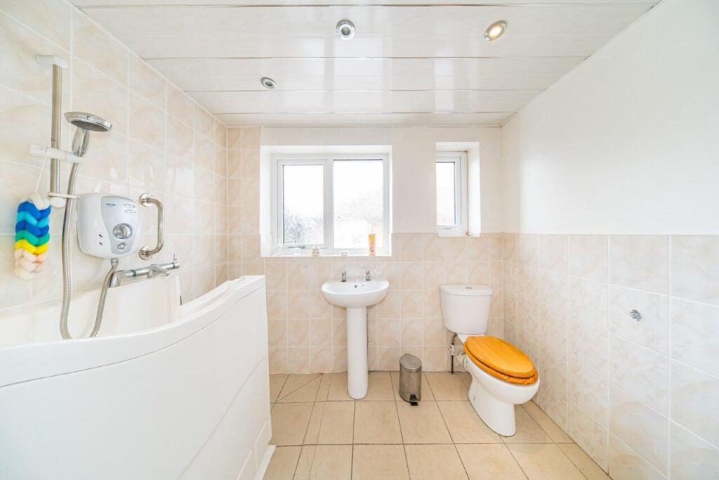 10 fairholme ave bathroom 2.jpg