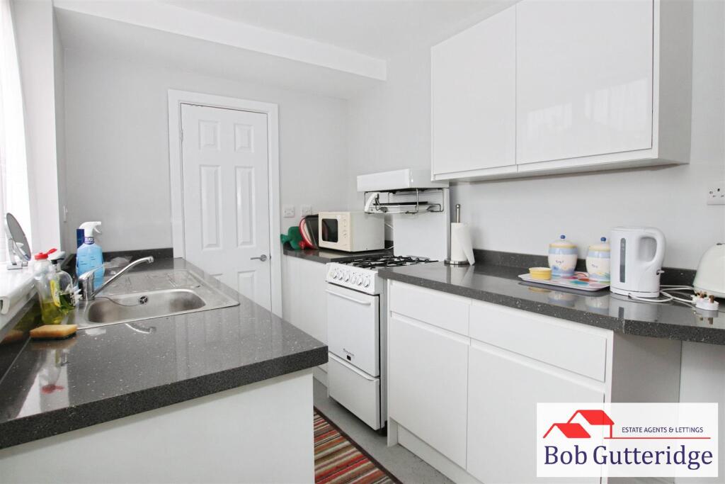 MODERN FITTED KITCHEN