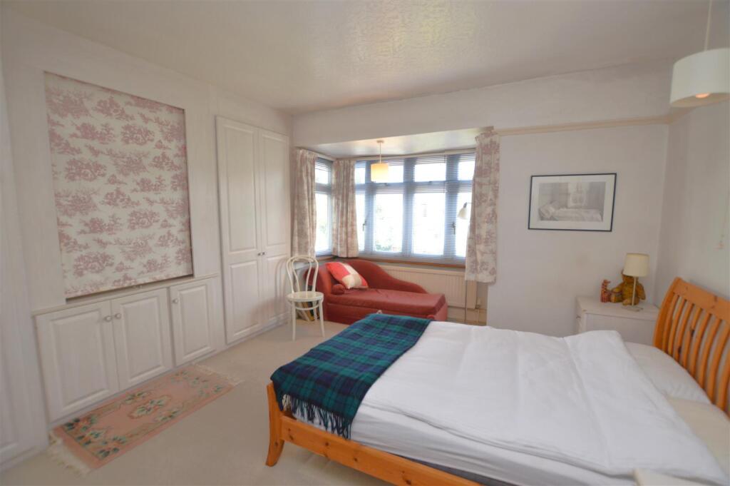 33 Strathearn Avenue bed1.JPG