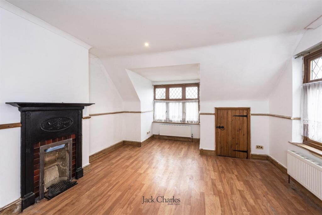 67 Hadlow Rd, TN9 1QB 011.jpg