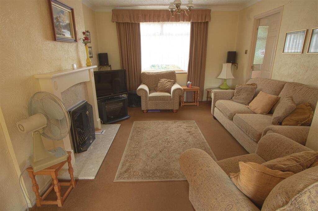 LOUNGE1.jpg