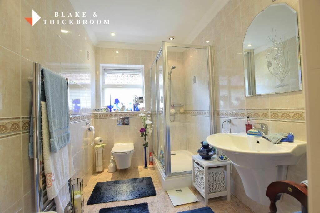 SHOWER ROOM (former bathroom)