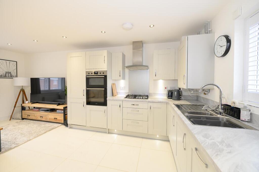 Living area pic 3.jpg