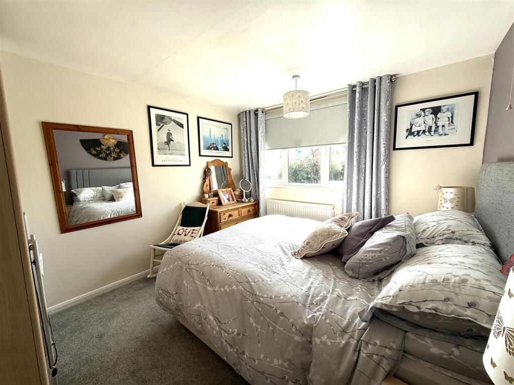 owens close bed.jpeg