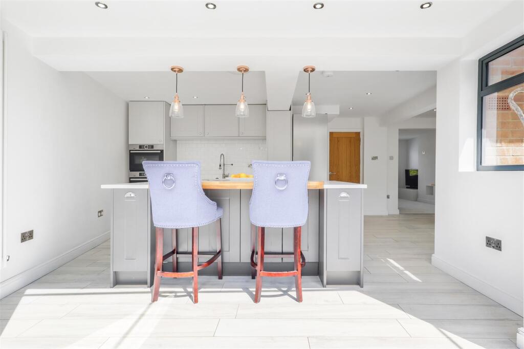 Kitchen/ Breakfast Room