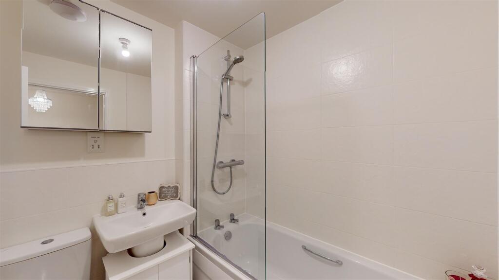 Gardeners Place 105 Bathroom.jpg