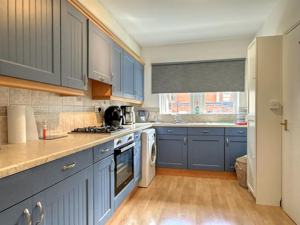 BREAKFASTING KITCHEN
