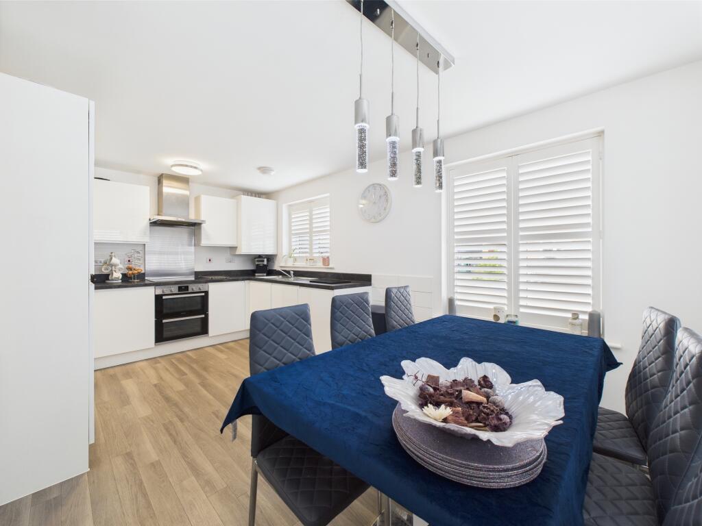 CAM04825G0-PR0042-STILL011