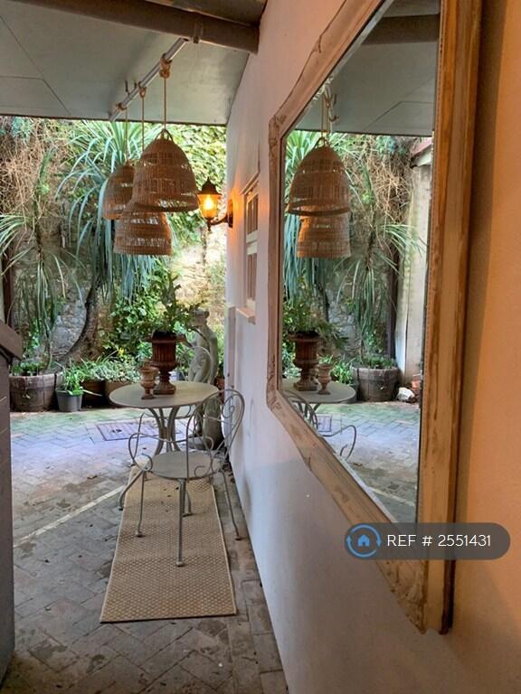 London Cottage Courtyard