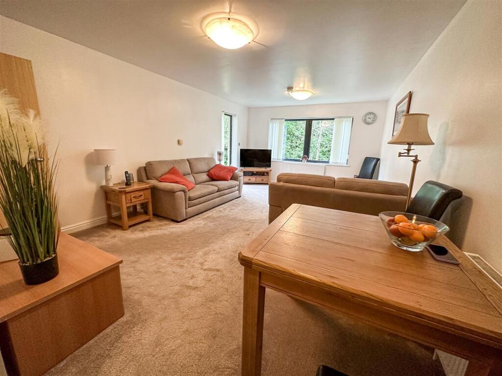 ALTERNATE VIEW OF LOUNGE/DINER