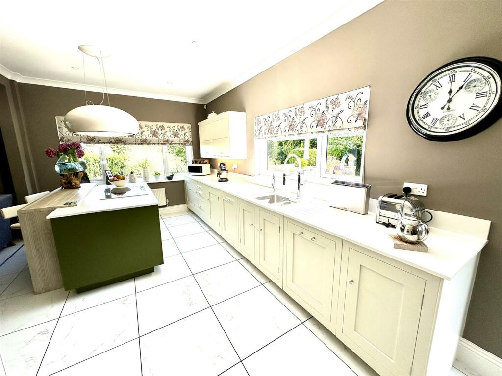 KITCHEN/FAMILY ROOM