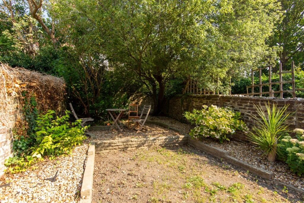 73 Hythe Road Garden (1)