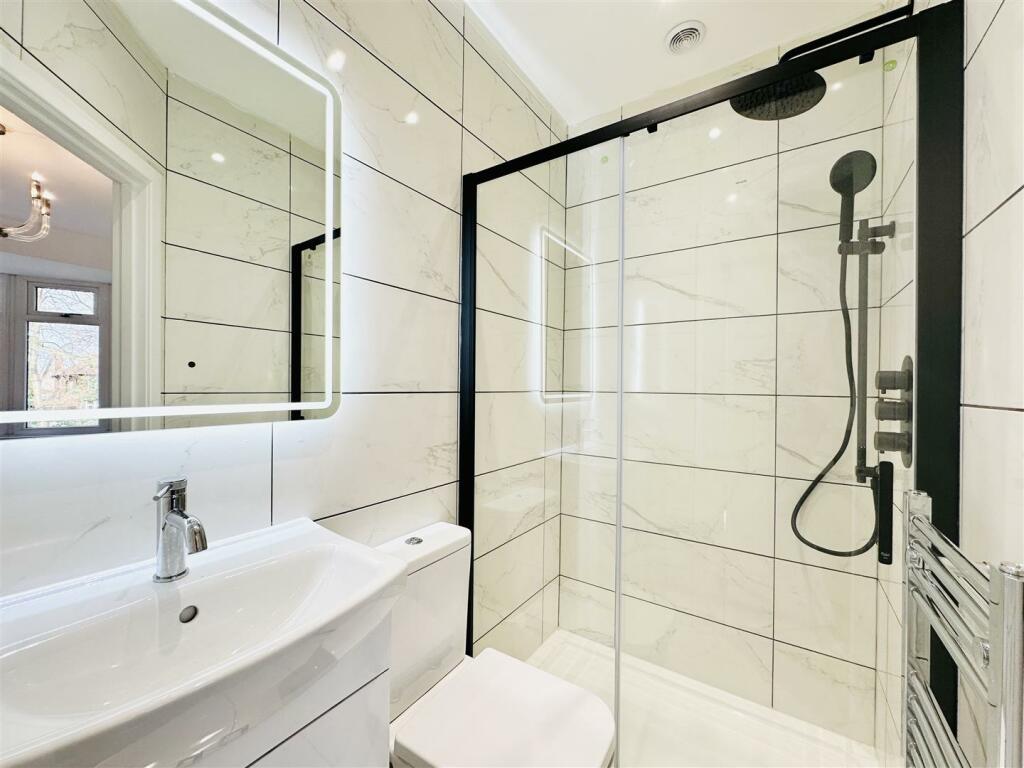 Bedroom 1 En suite
