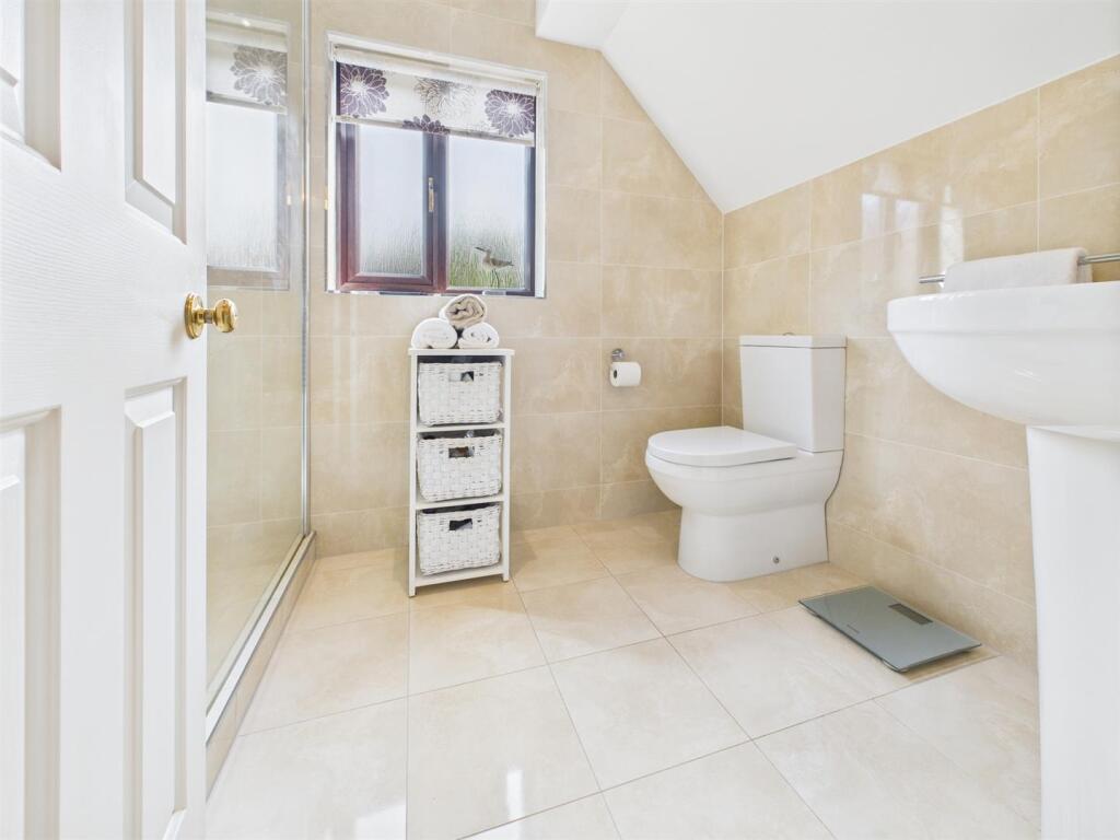 EN-SUITE SHOWER ROOM