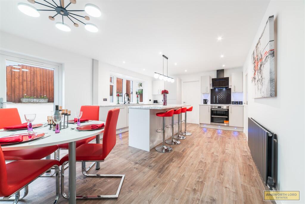 OPEN PLAN KITCHEN / DINING AREA