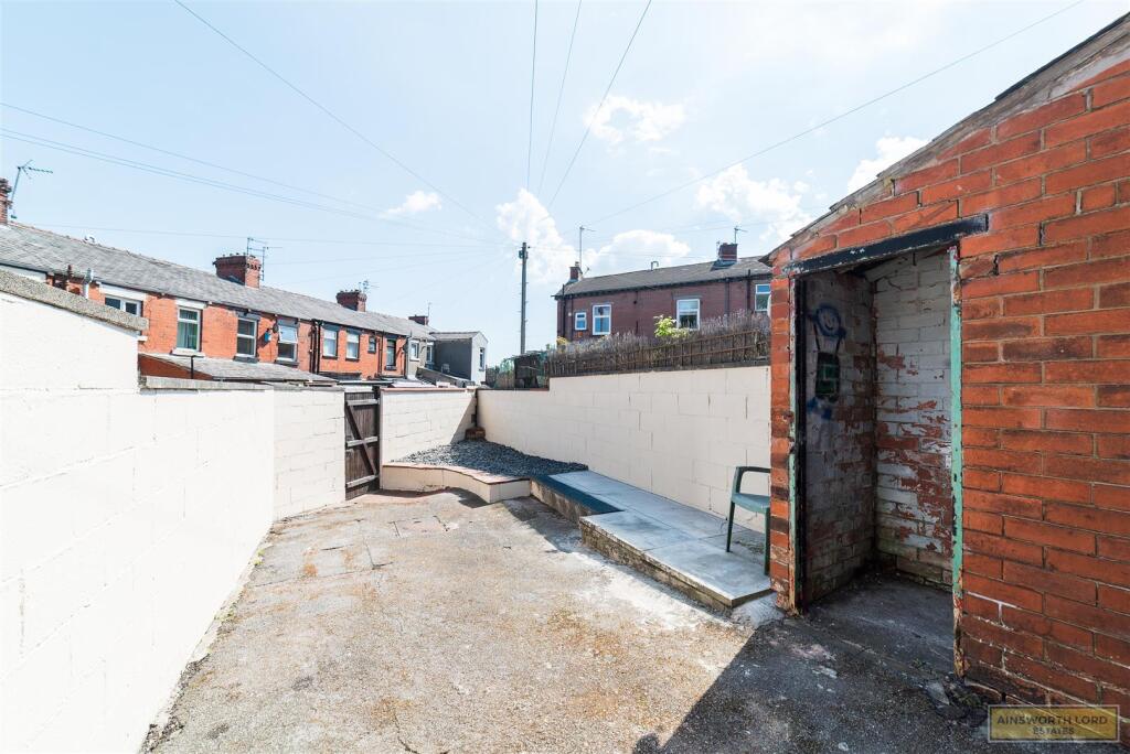 LARGE REAR YARD