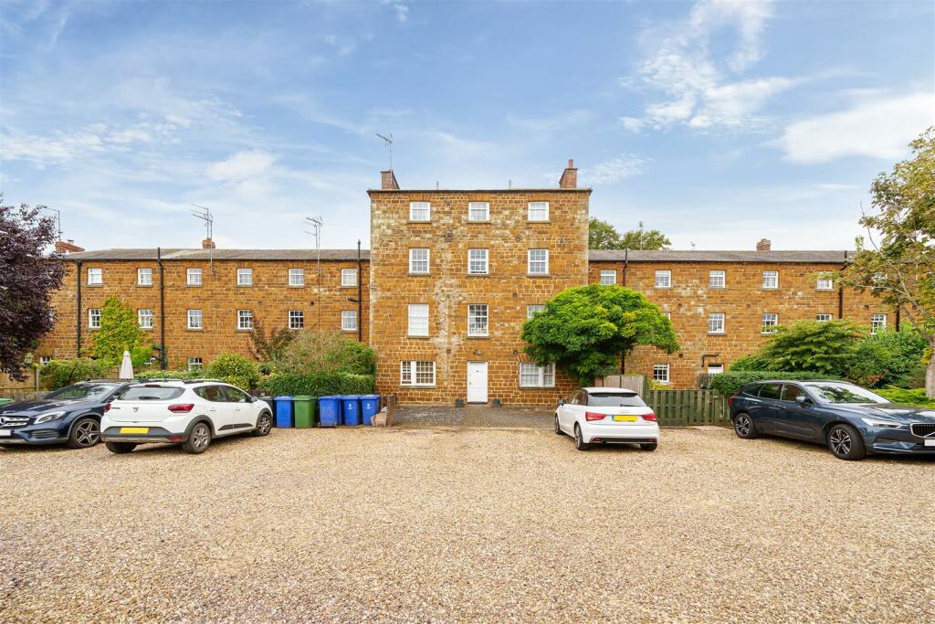 16 Gilbert Scott Court, Towcester (12).jpg