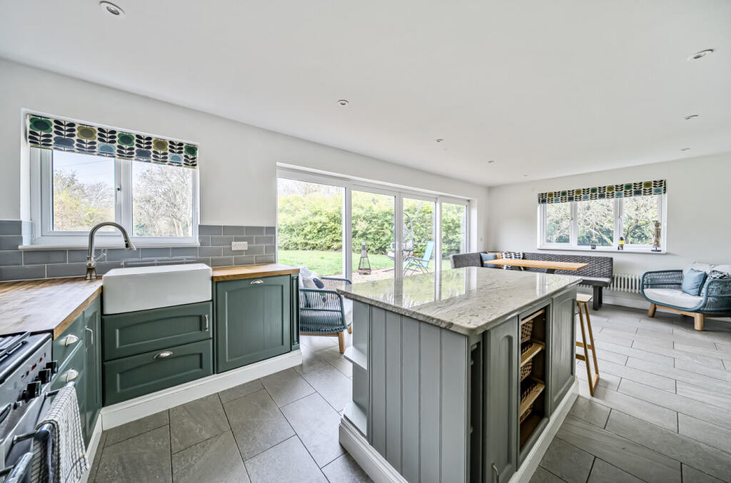 138505286928557e39057