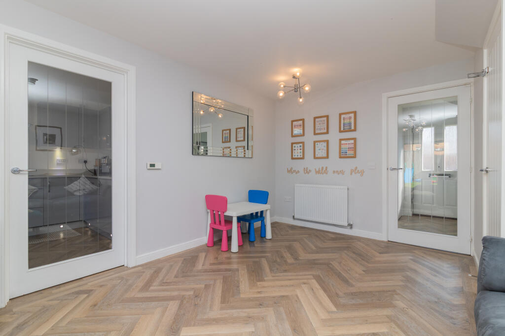 4 mill of cart way, Johnstone pa5 8fh L-14