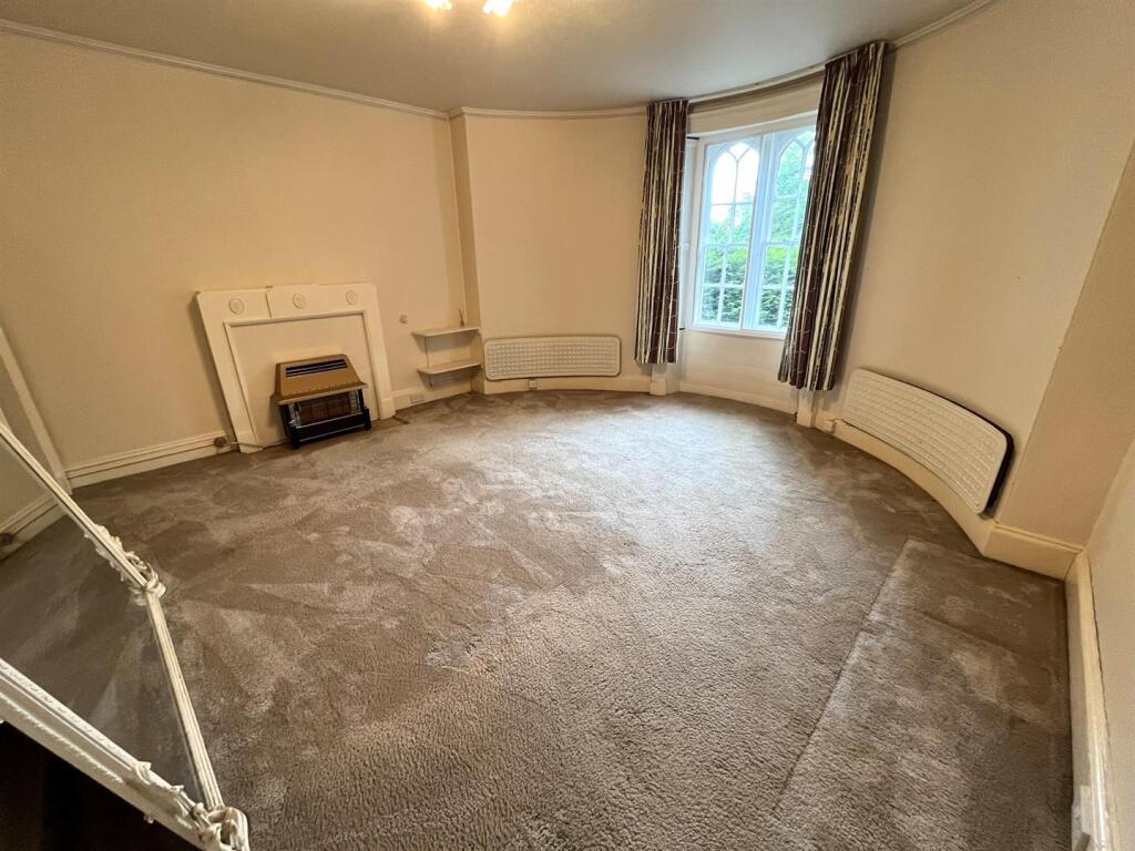 SITTING ROOM/BEDROOM 5