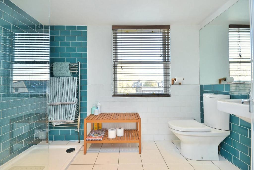 Second Floor 14'5 Bedroom Suite