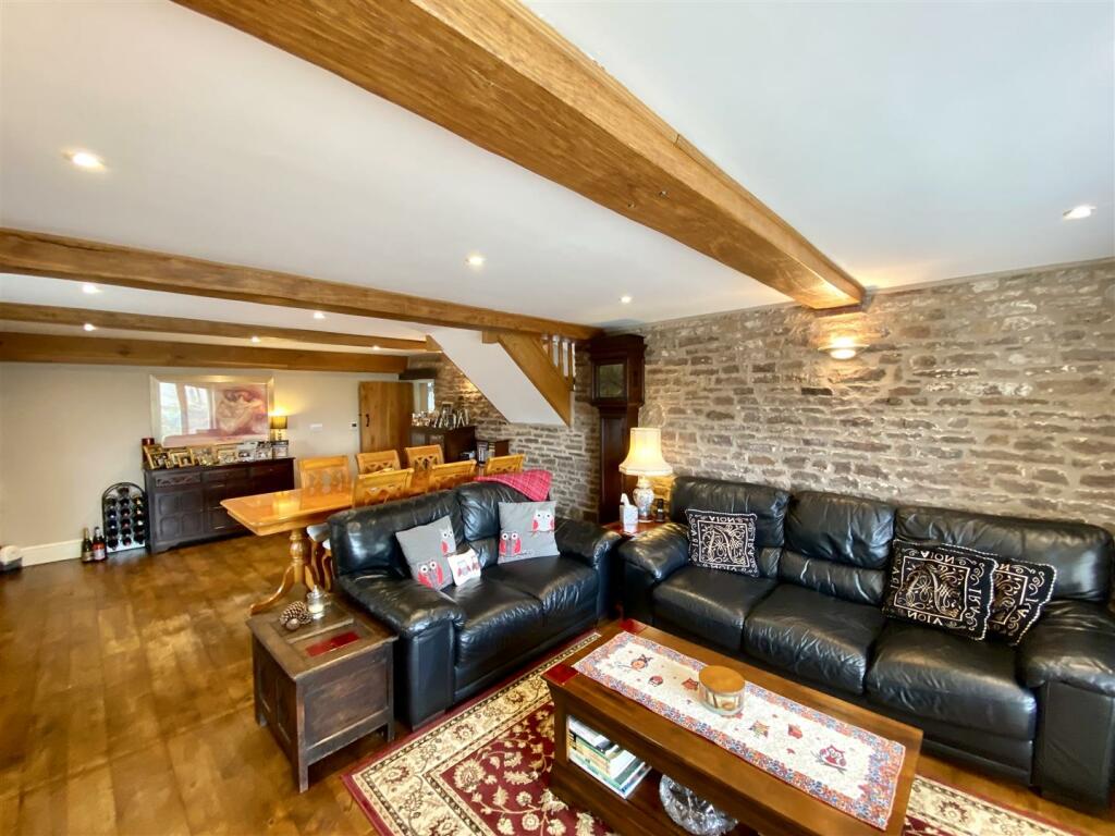 SITTING/DINING ROOM