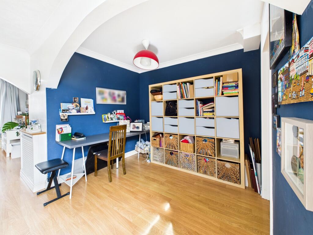 CAM05192G0-PR0133-STILL005