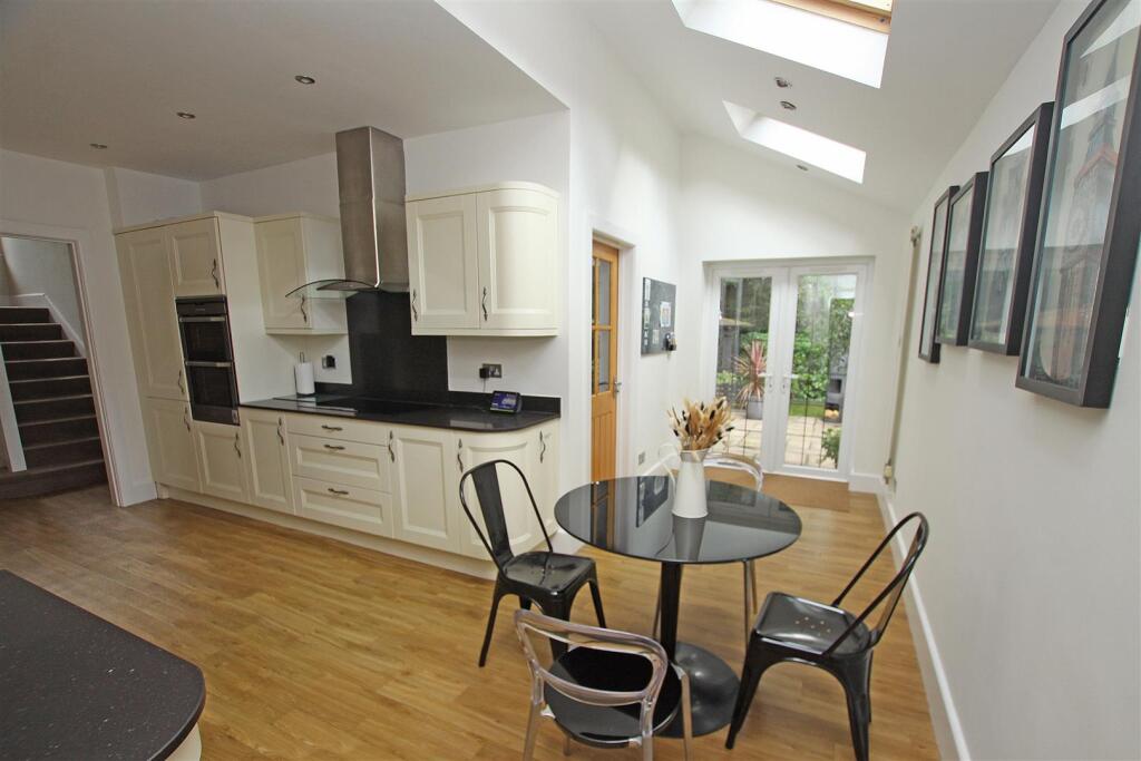 Kitchen a.jpg