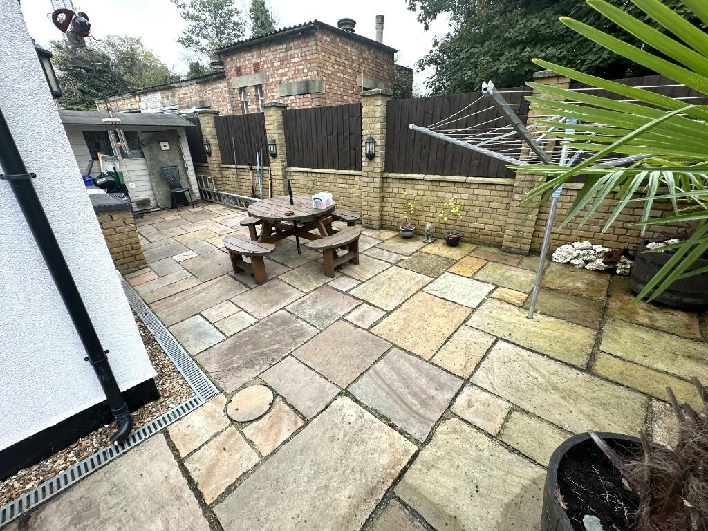 SIDE/REAR GARDEN (D)