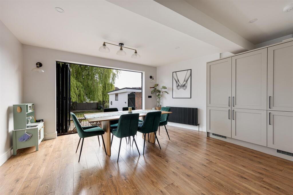 Brackley Square, E18
