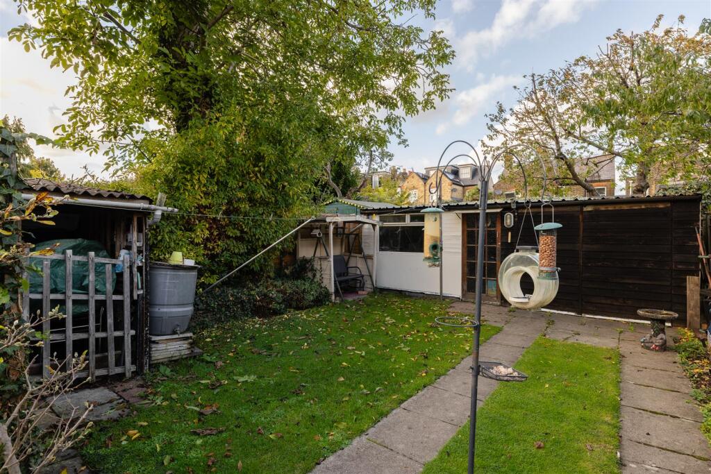 Chelmsford Road, E18