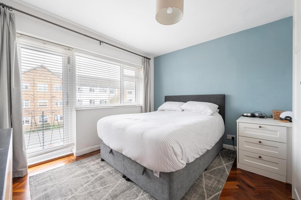 Snakes Lane West, IG8