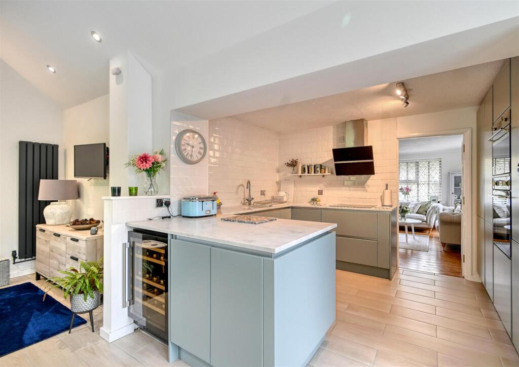 1 Manor House Close-07.jpg