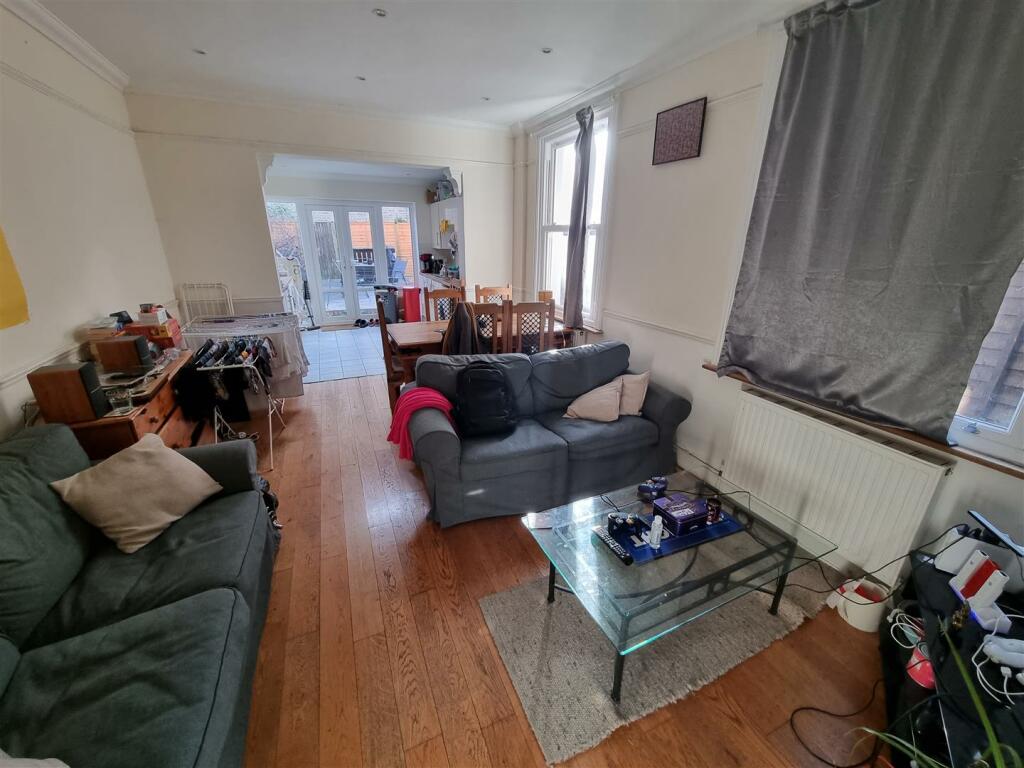 147 Tooting High Street Livingroom.jpg