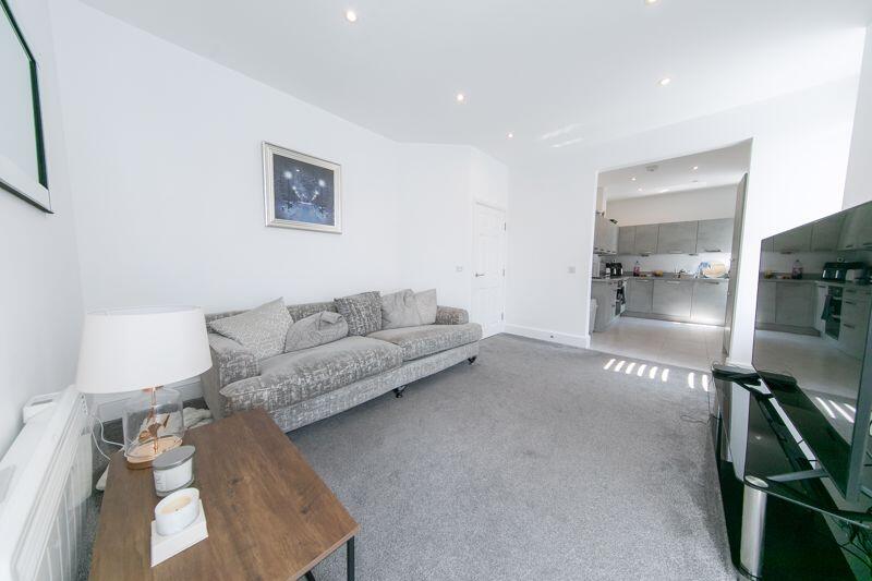 Lounge &amp; kitchen