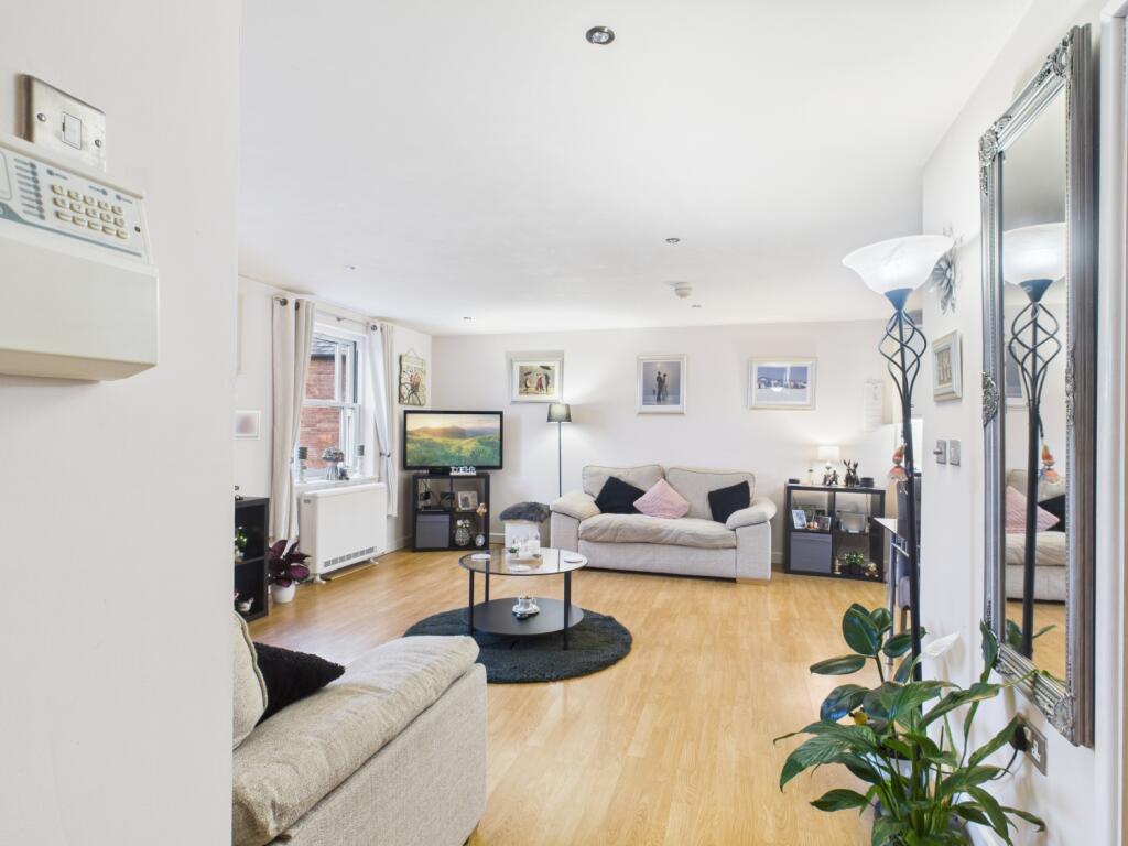 CAM03293G0-PR0251-STILL026