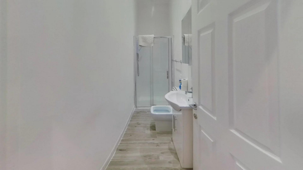 Upstairs-front-bathrooom.png
