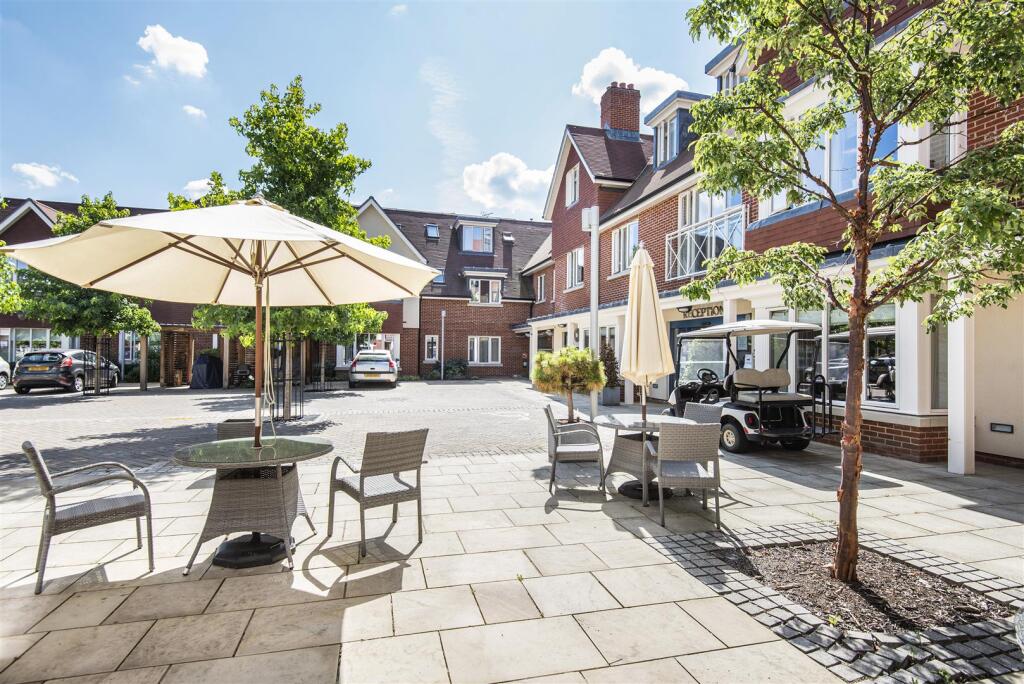 Courtyard seating area.jpg