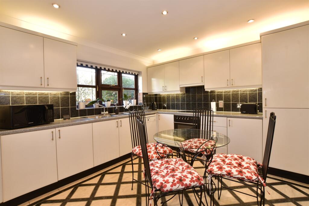 Kitchen/ Breakfast Room