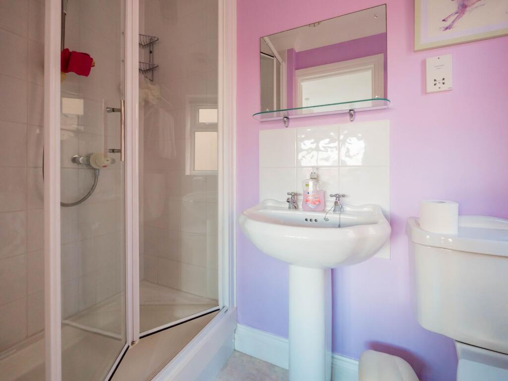 Ensuite to Bed 2