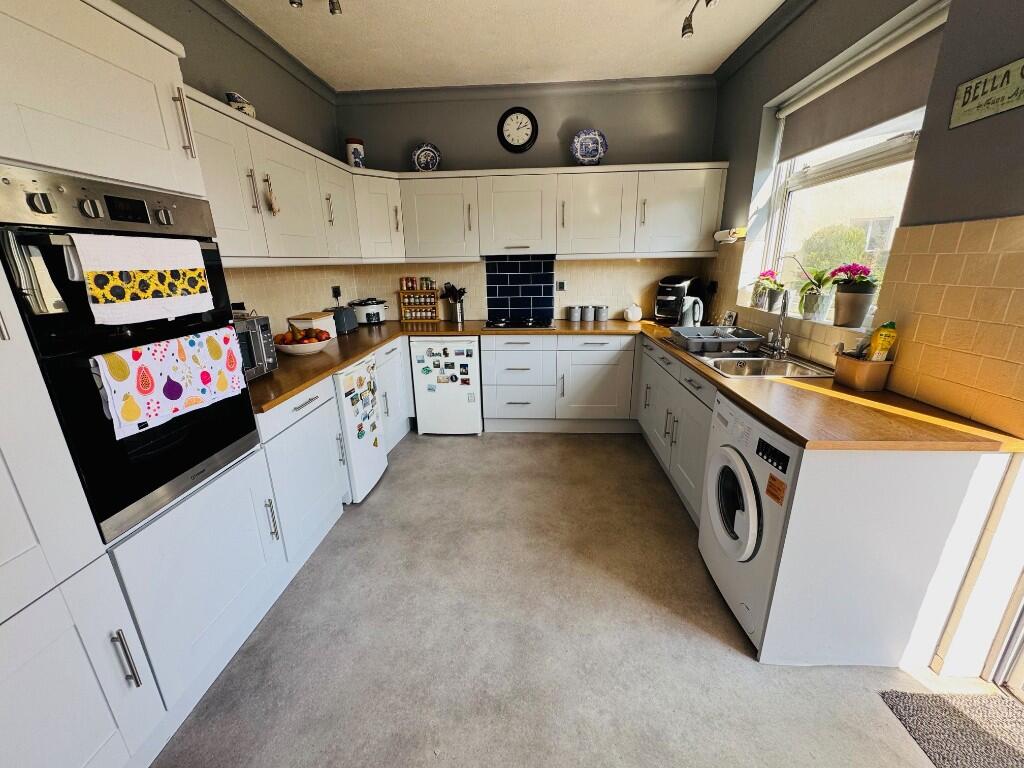 FITTED KITCHEN