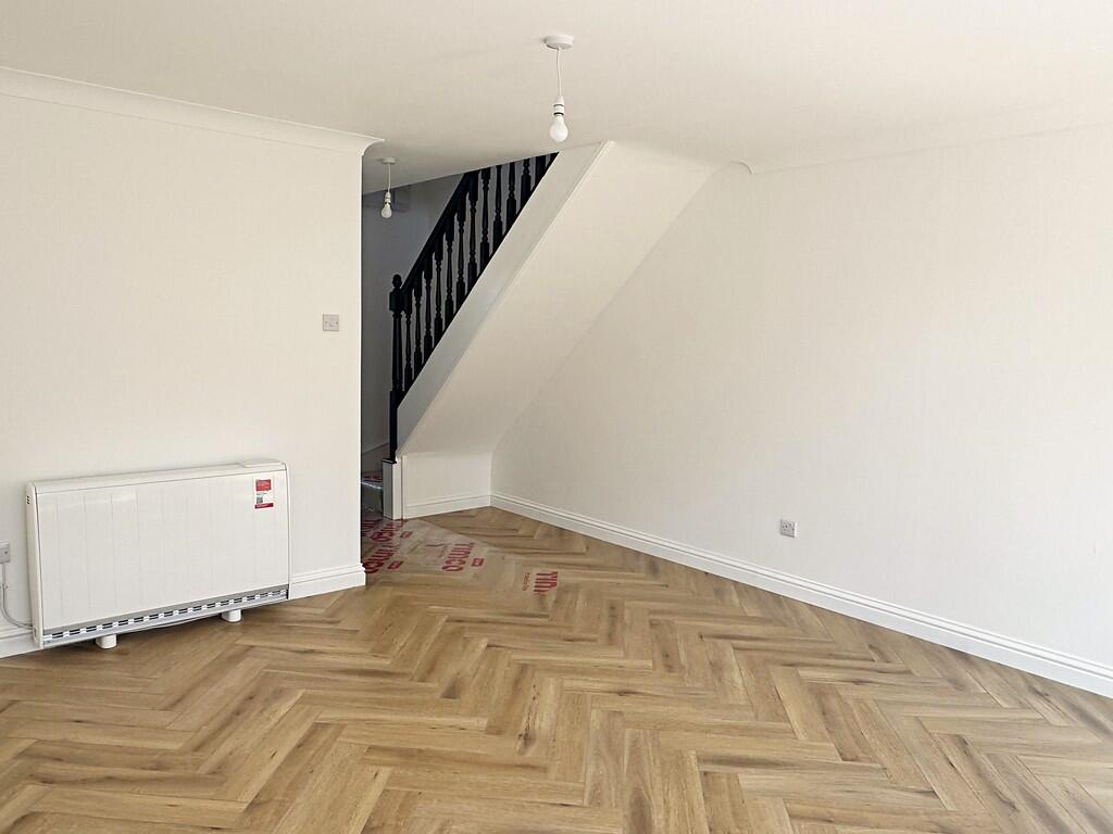 Lounge/Dining Roo...