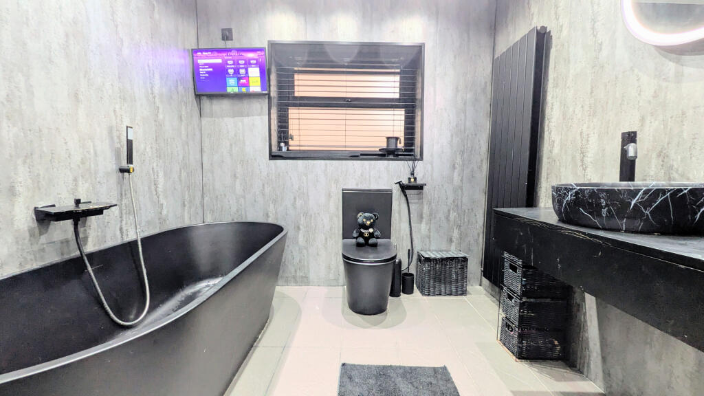 PXL_20251205_104428864.MP~2