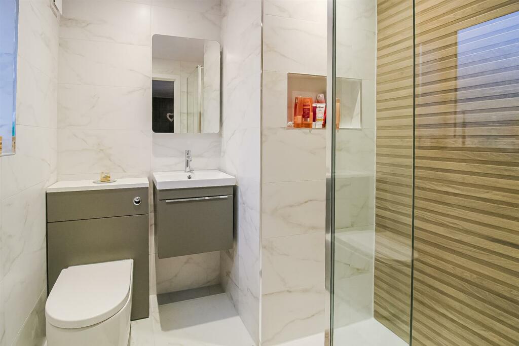 EN SUITE SHOWER ROOM/W.C.