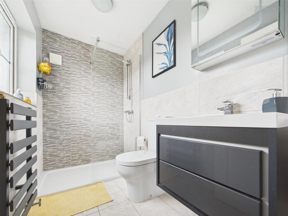 En-Suite To Master Bedroom